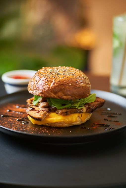 Sándwich de bondiola glaseada con cheddar y rúcula