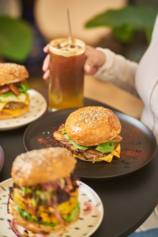 Hamburguesas con un cold brew