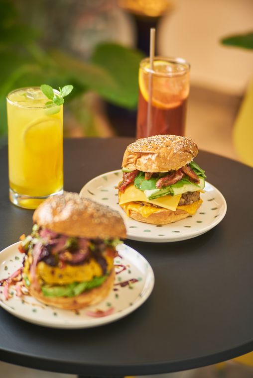 Dos hamburguesas con limonada y té helado