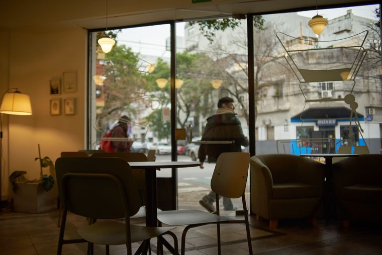 El salón con los ventanales que dan a la esquina