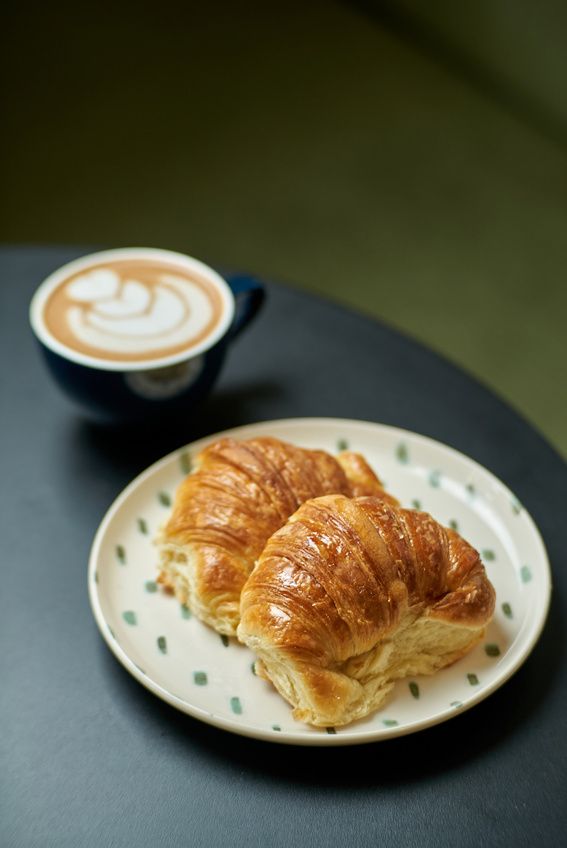 Dos medialunas y café